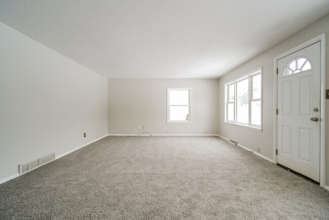 Building Photo - Inviting 3-Bedroom Bedford Home with Spacious Interiors
