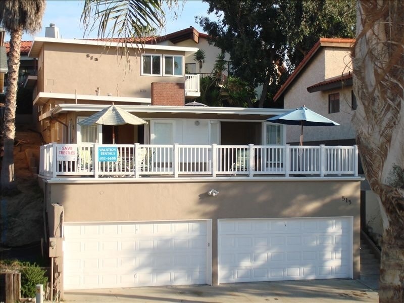 The apt tucked away up the stairs - 515 Avenida Victoria