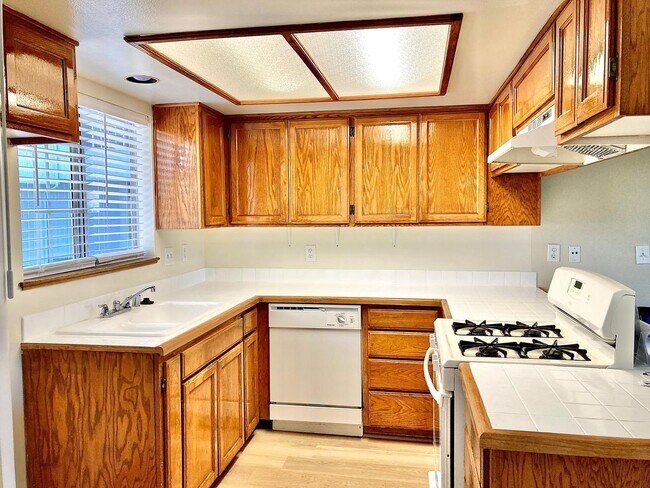 Foto del edificio - Charming 2 Bedroom 2 Bath townhouse with a balcony in La Crescenta.