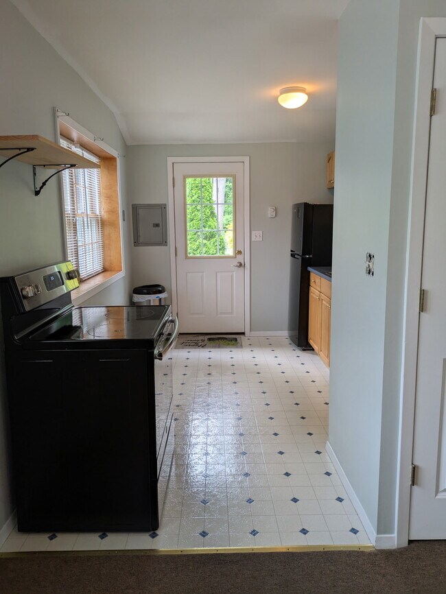 Private entry/ Stove - 50 S Washington Ave