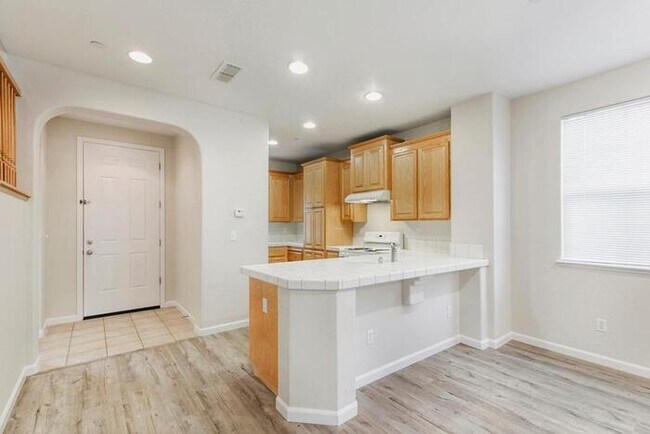 Foto del edificio - Charming 3-Bedroom, 2.5-Bath, 1,453 Sq. Ft...
