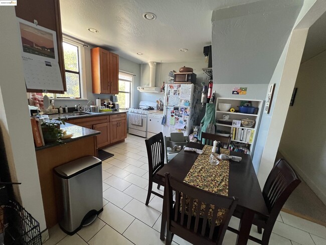 Building Photo - 900 Everett Ave