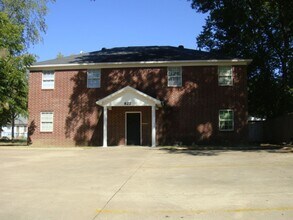 Building Photo - 822 N El Paso Ave
