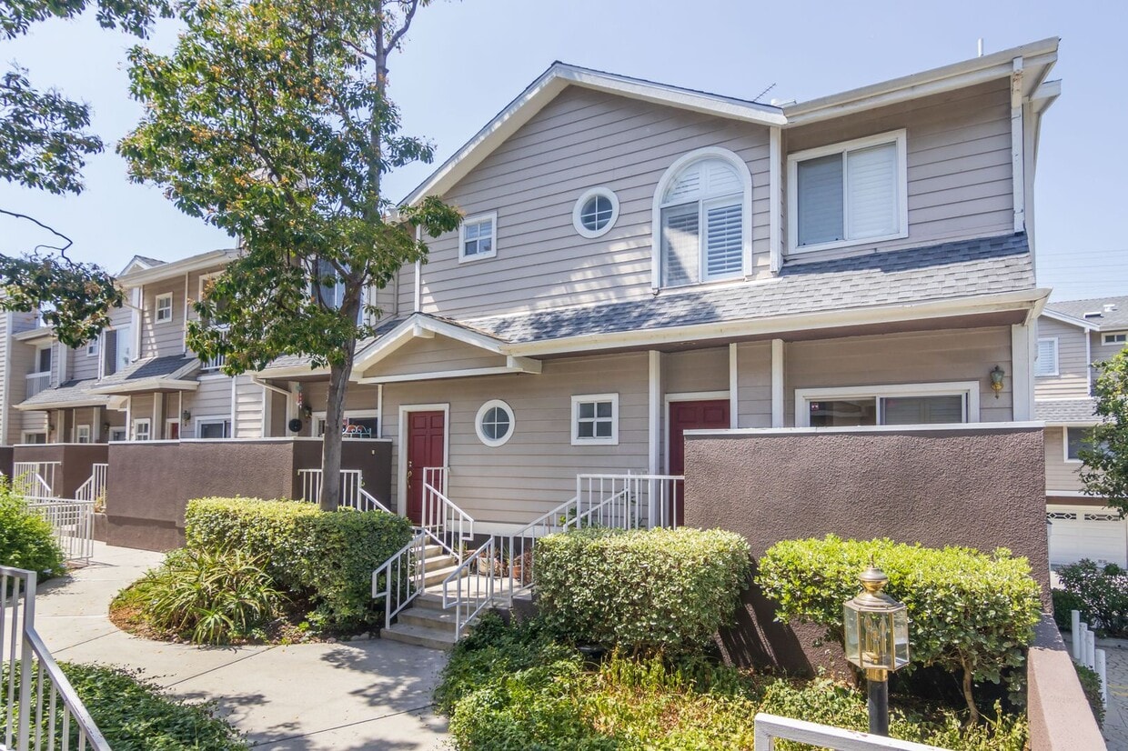 Primary Photo - Bright End-Unit Townhouse in Shady Grove w...
