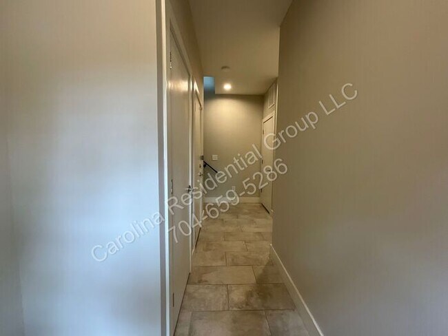 Building Photo - 1012 Westbrook Dr