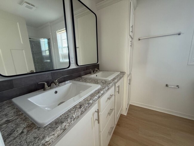 Foto del edificio - 4208 Queens Way