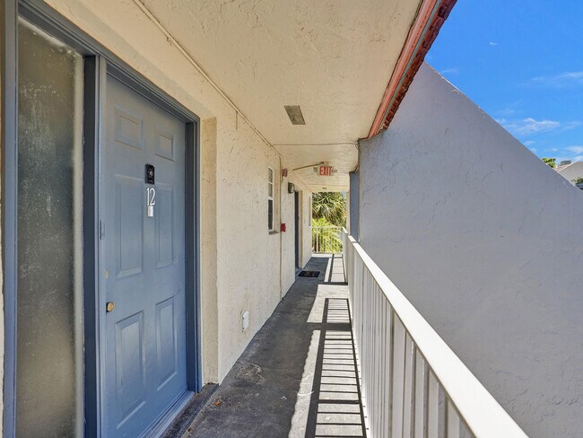 Foto del edificio - 3760 NW 115th Way