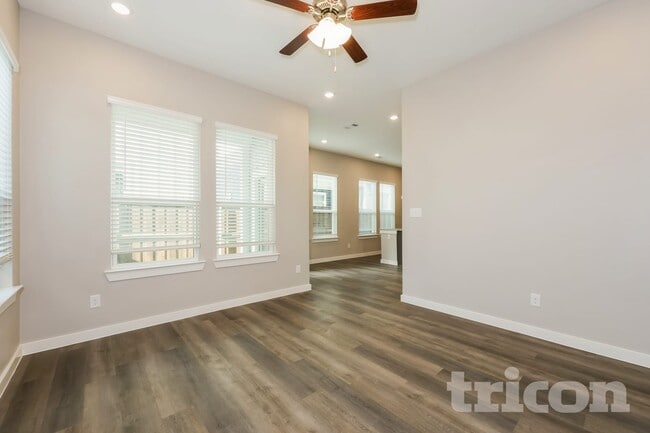 Building Photo - 858 Plum Ln