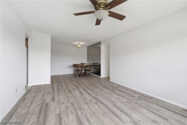 Foto del edificio - 6136 Whiskey Creek Dr