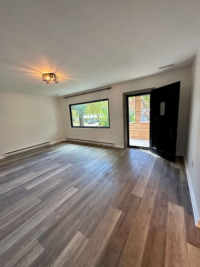 Building Photo - "Charming 2-Bed Gem with Granite Elegance ...
