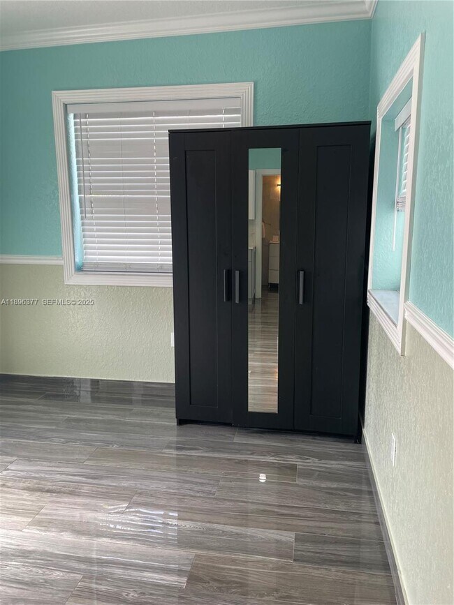 Foto del edificio - 240 NE 27th St