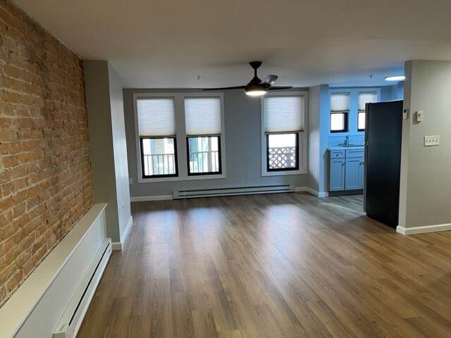 Primary Photo - 562 Main St