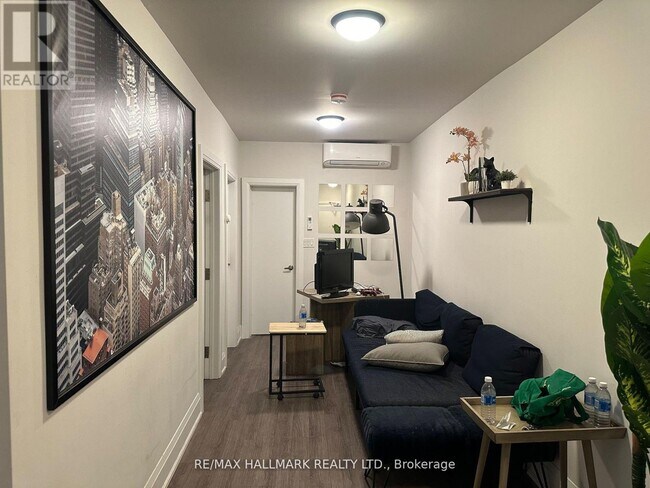 Photo du bâtiment - 595 St Clair Ave W