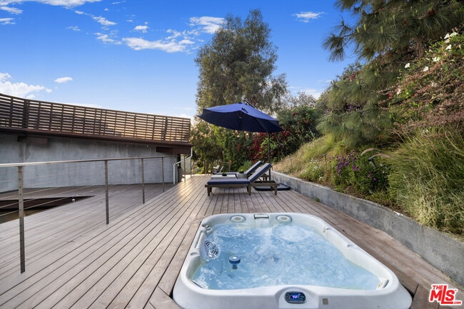 Foto del edificio - 1735 Summitridge Dr