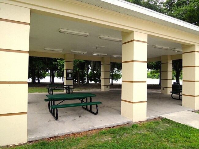 Building Photo - 3 bedroom 2.5 bathroom townhome in highly ...