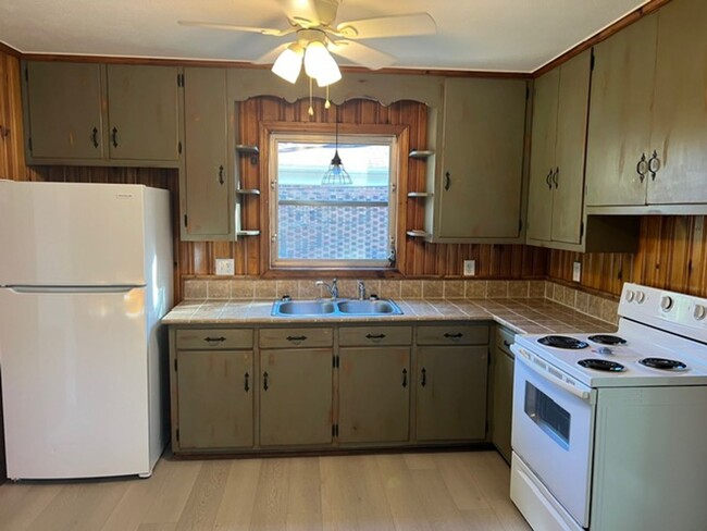 Building Photo - Home with 2 bedrooms, 1.5 Baths