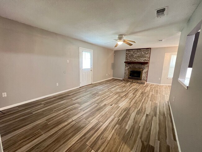 Foto del edificio - Charming 3-Bedroom Home with Spacious Layout