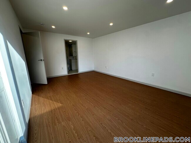 Building Photo - 1243 Beacon St