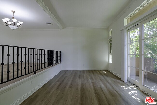 Building Photo - 681 S Norton Ave