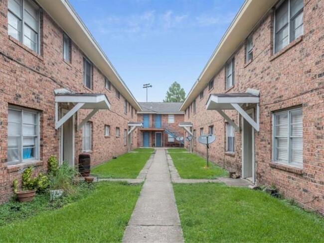 Building Photo - 3002 Strawberry Rd