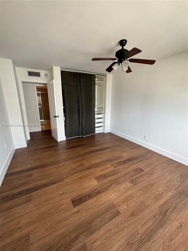 Foto del edificio - 6801 Indian Creek Dr