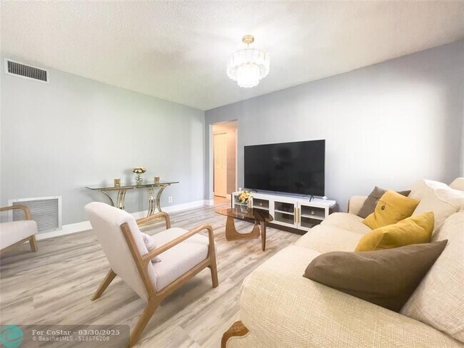 Foto del edificio - 340 Knotty Pine Cir