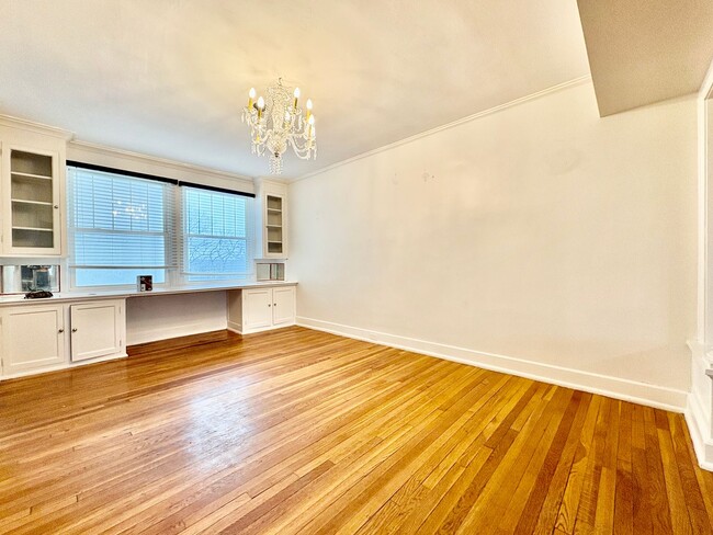 Building Photo - Top-Floor 2 Bedroom Condo in Gated Community with Huge Balcony & Elegant Marble Bath