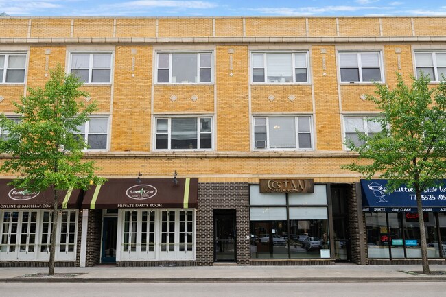 Building Photo - 2461 N Clark St