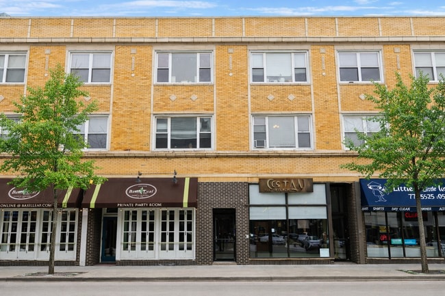 Building Photo - 2461 N Clark St