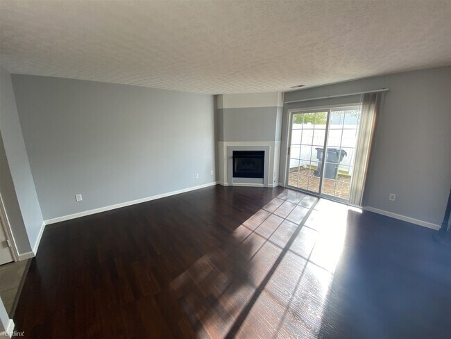 Building Photo - 2 br, 1.5 bath Condo - 4683 Cadmus Drive
