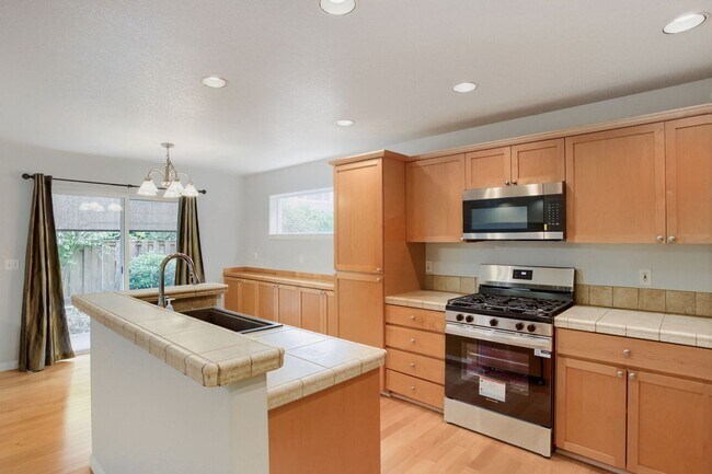 Foto del edificio - 4BR/2.5BA Home with Main-Level Bedroom/Office — Central A/C & Fenced Yard | Orenco Gardens, Hills...