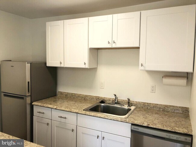 Building Photo - 4390 Lorcom Ln