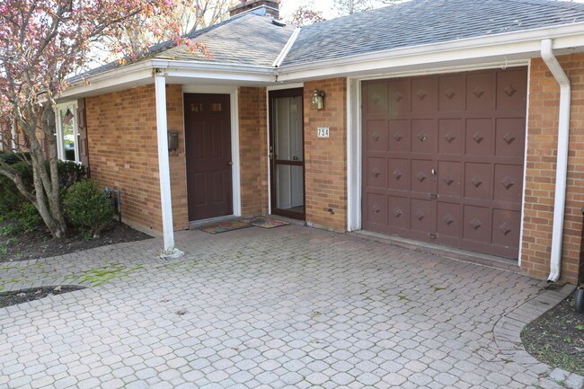 Building Photo - 754 Oak Ave