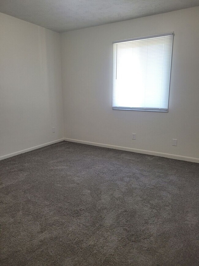 Foto del edificio - Spacious 3 Bedroom! Coming Soon!