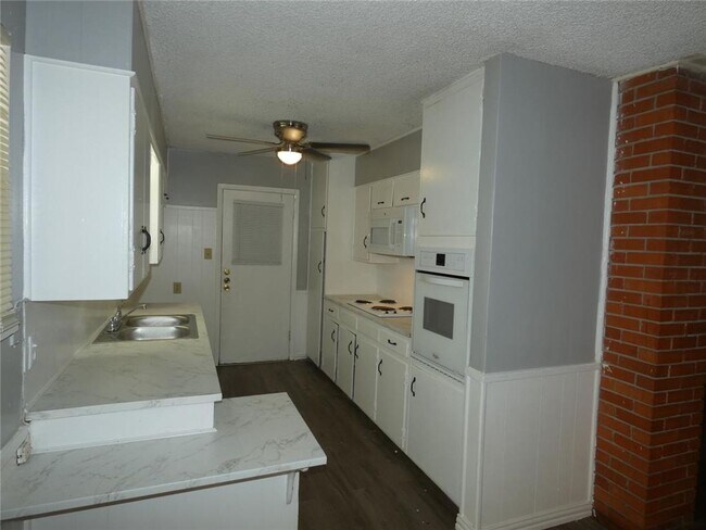 Foto del edificio - 3 bedroom, 2 bath