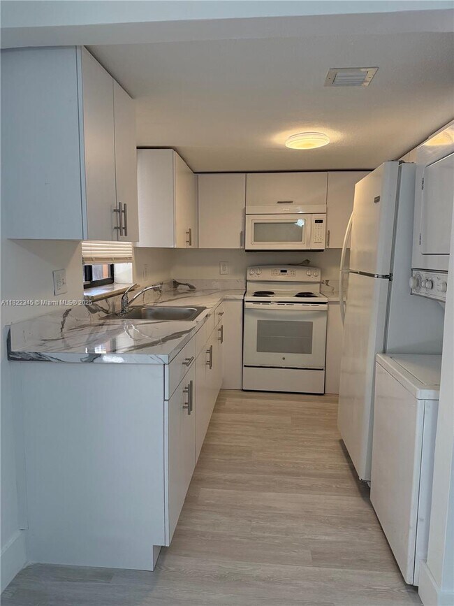 Building Photo - 2354 W 62nd St