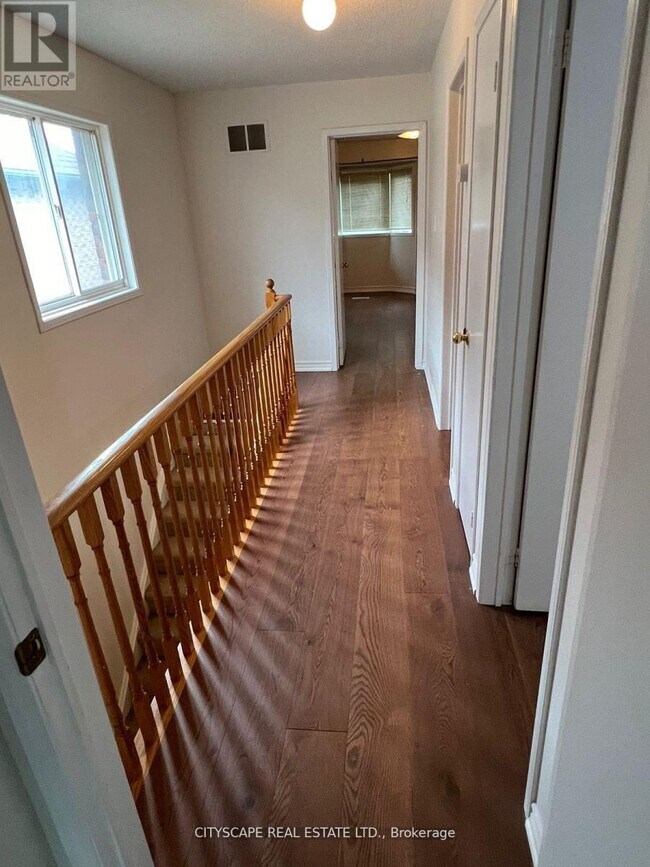 Photo du bâtiment - 5255-5255 Guildwood Way
