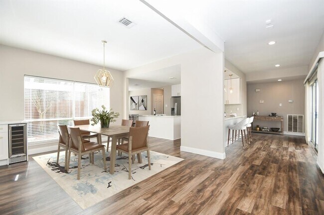 Building Photo - 2210 Kinbrook Dr
