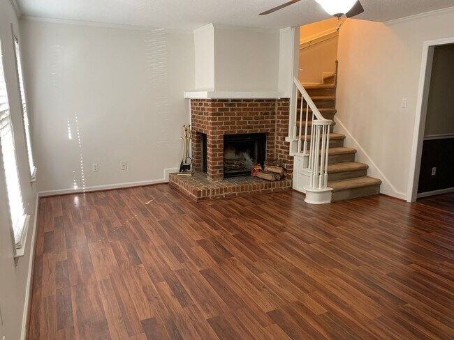 Foto del edificio - 2 BEDROOM CHARMER-PRIVATE PATIO- 2 brm  2.5 bath-Front Door Parking-On-site Pool-Outside storage-...