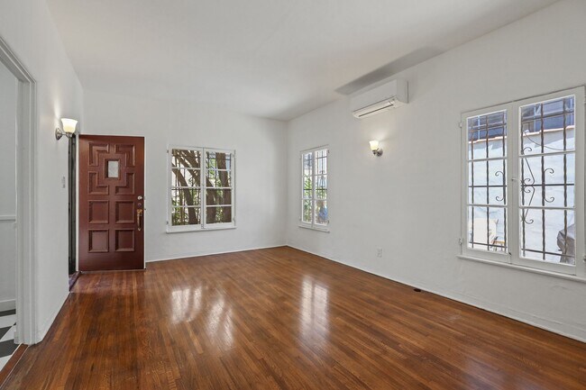 Foto del edificio - 8433 Blackburn Ave