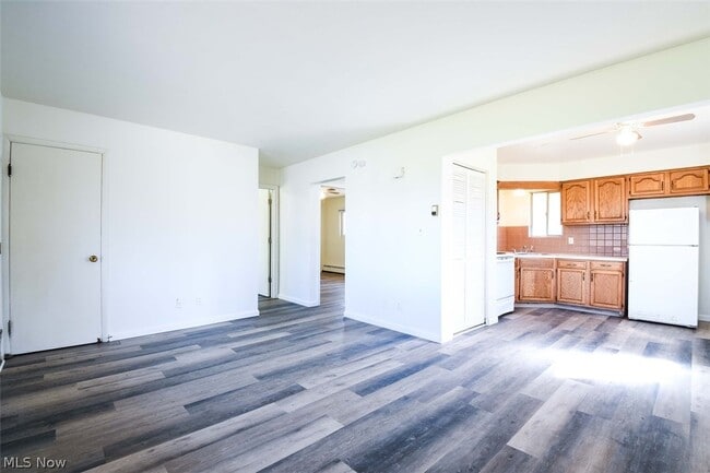 Building Photo - 1277 Roslyn Ave