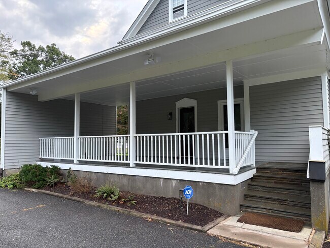 Foto del edificio - 553 Mine Brook Rd