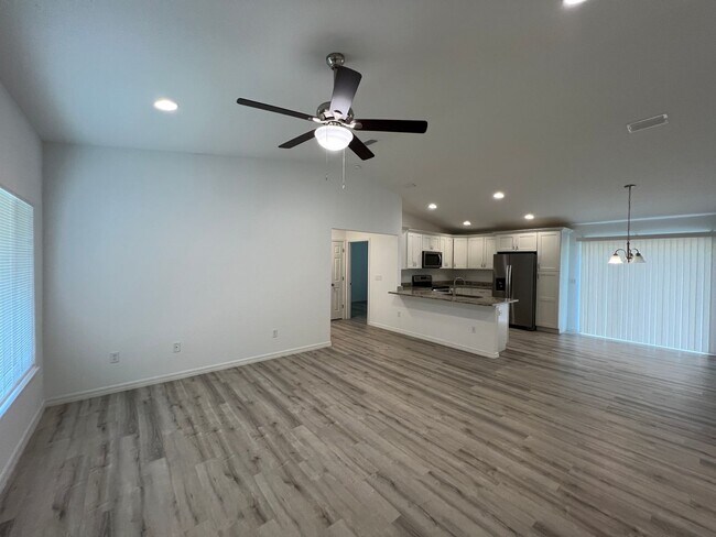 Foto del edificio - BEAUTIFUL 3 Bedroom, 2 Bathroom Home in Oc...