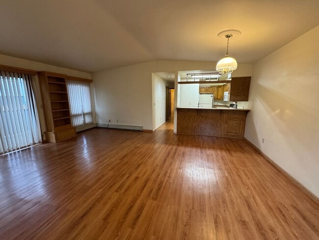 Building Photo - 2 bed/ 1 bath condo in UMED