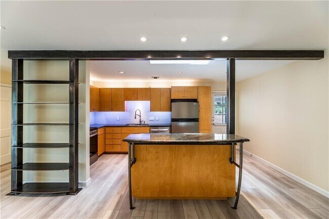 Foto del edificio - 1704 Emilie Ln