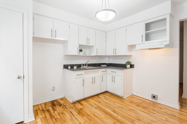 Building Photo - 5900-5950 Rue Chambord