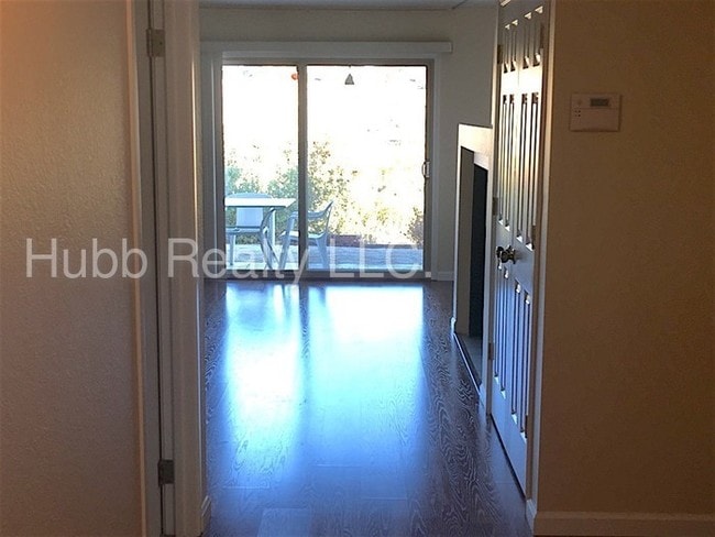 Building Photo - Dramatic View Skyline Condo 2 Bdr/2 Bath