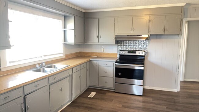 Foto del edificio - 3 bedroom 1 bathroom house available