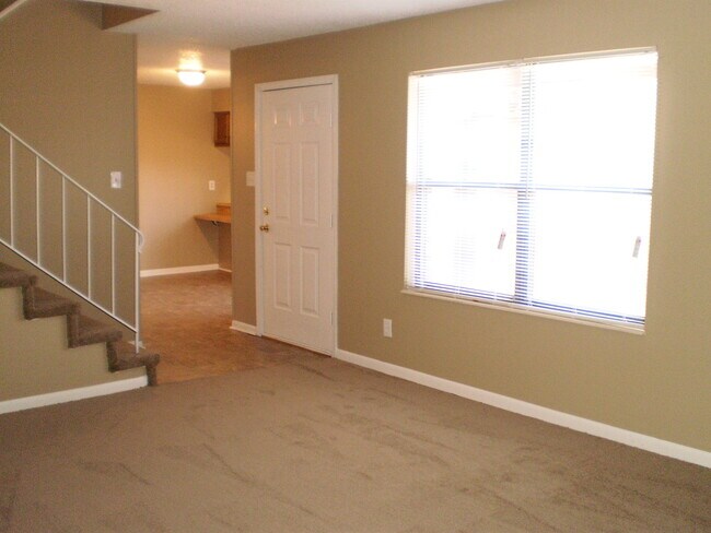 Foto del edificio - NICE--2 Bedroom 1.5 Bath Townhouse WEST of...