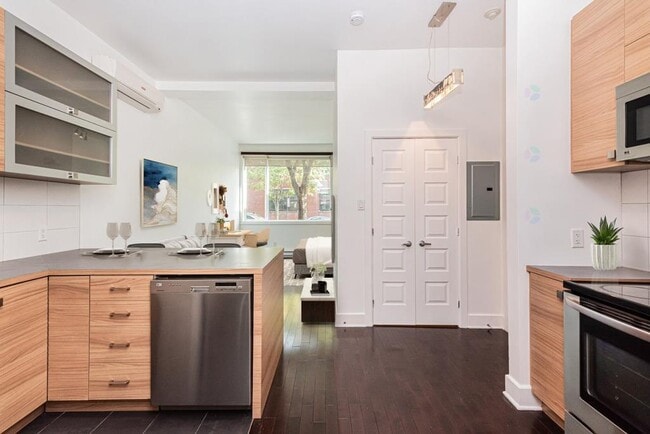 Building Photo - 6670 Rue Jeanne-Mance